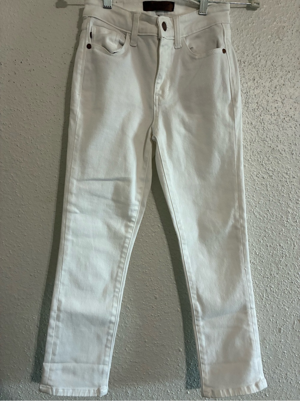 NWOT Judy Blue white capris